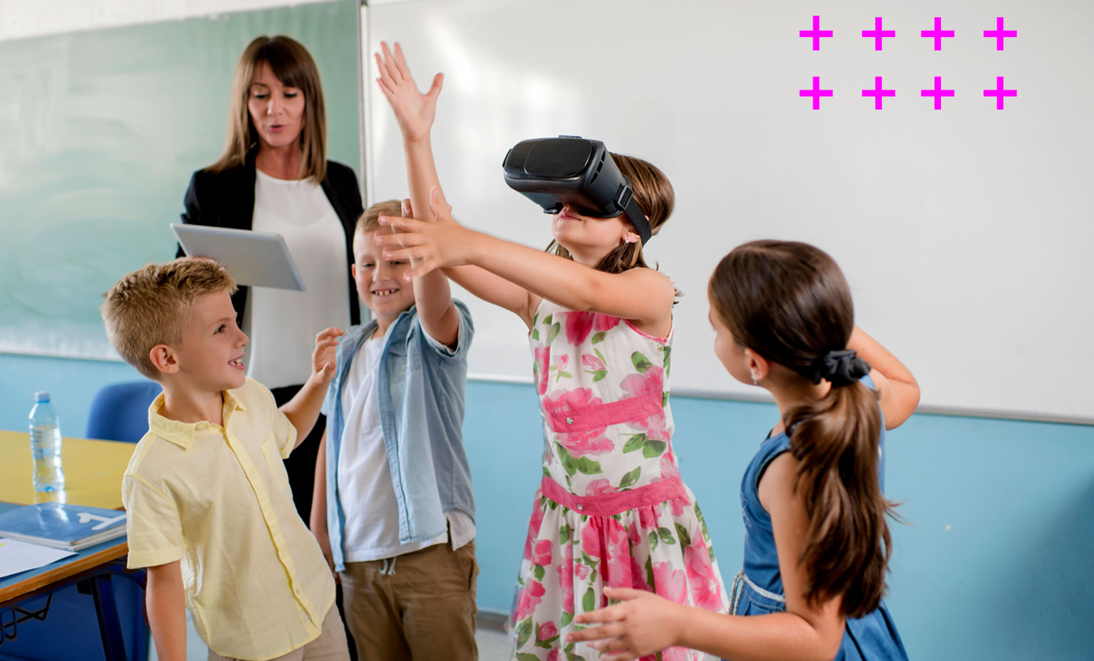 Alunos em escola utilizam óculos de realidade virtual