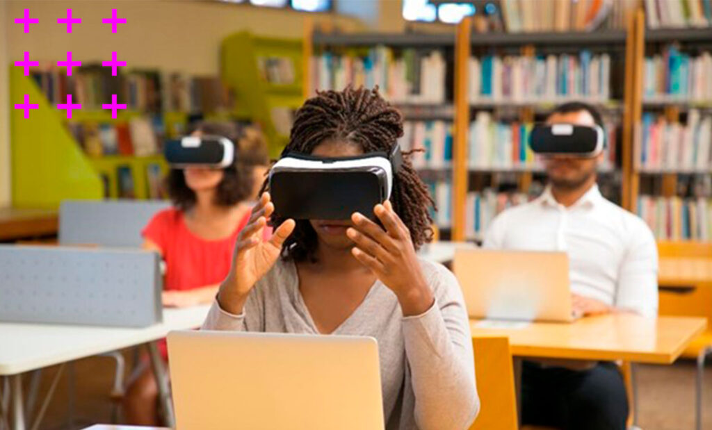 aluna concentrada utilizando óculos de realidade virtual.