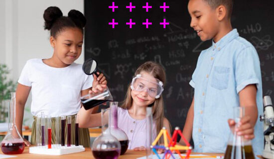 grupo de três crianças diversas composto por duas meninas e um menino aprendendo em uma aula prática de química com tubos de ensaio.