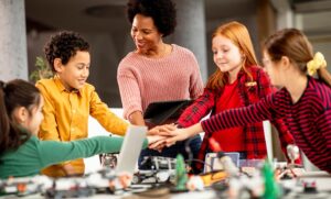 Professora em laboratório de robótica aplicando a cultura Maker com os seus alunos.