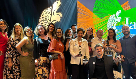 Colaboradores da moderna e santillana educação no segurando o prêmio jabuti no evento.